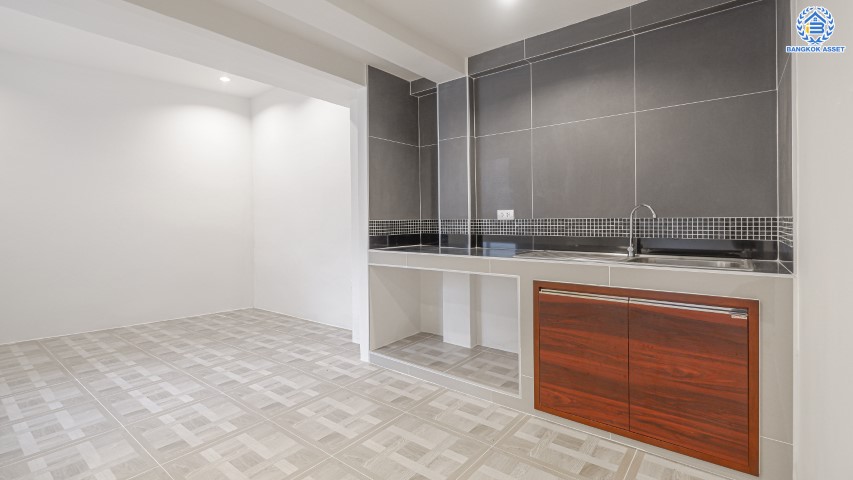 บ้านมือสองตกแต่งใหม่ ม.เศรณี สรงประภา-ดอนเมือง บนเนื้อที่ 30.3 ตร.ว. ฟังก์ชัน 4 ห้องนอน 3 ห้องน้ำ 1 ที่จอดรถ ทาวน์เฮ้าส์ส่วนตัว หลังบ้านไม่ติดใคร ราคาคุ้มสุดในย่านนี้! ใกล้สนามบินดอนเมือง, ทางด่วน "ศรีสมาน" และรถไฟฟ้าสายสีแดง "สถานีดอนเมือง"